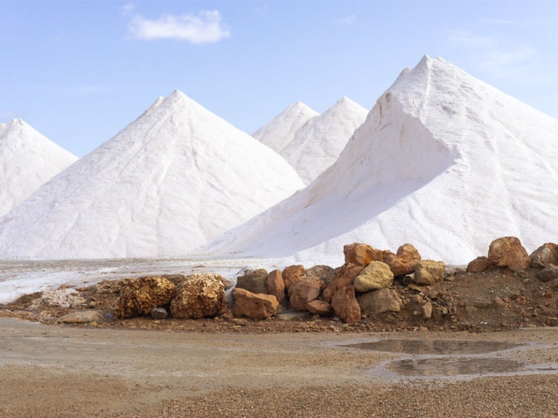Фото Производство соли возле пляжа Эс Тренк